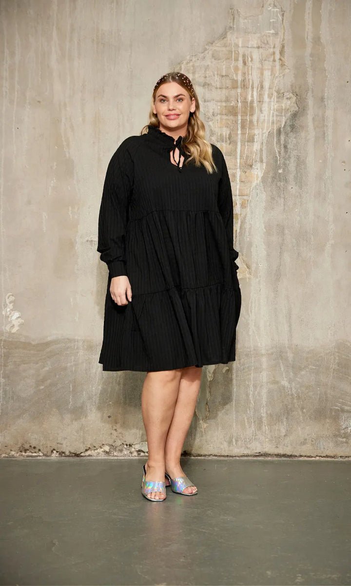 Anyday Curves Kjole - Eliza Kjole Sort - 38/40 (XS) - Diversita -